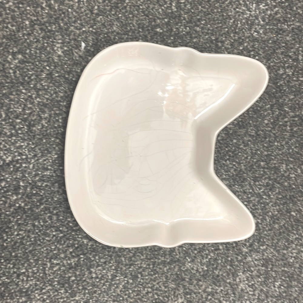 Cat shaped jewelry holder. White ceramic with lines in it (not cracks).